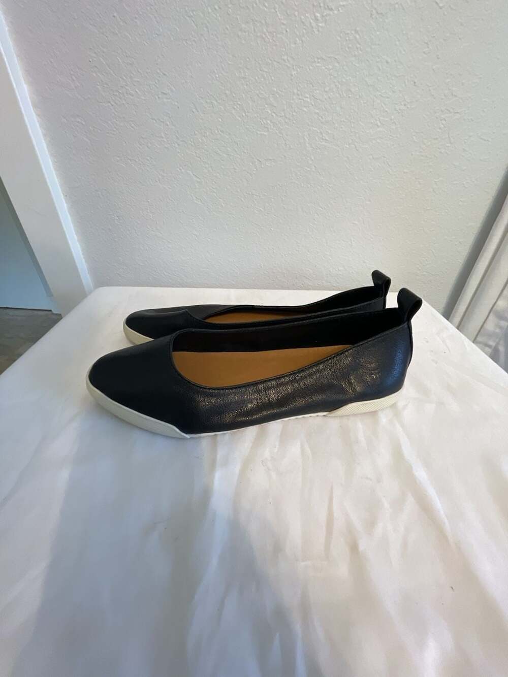 Frye Black Leather Slip-On Sneaker Flats with White Soles
Ballet flat
Wm Sz 7.5